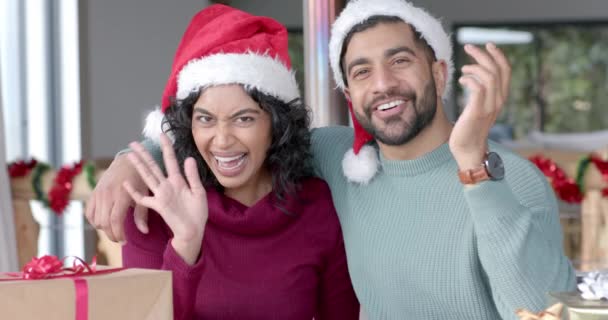 Feliz Pareja Birracial Con Sombreros Santa Claus Haciendo Videollamadas Navideñas — Vídeo de stock