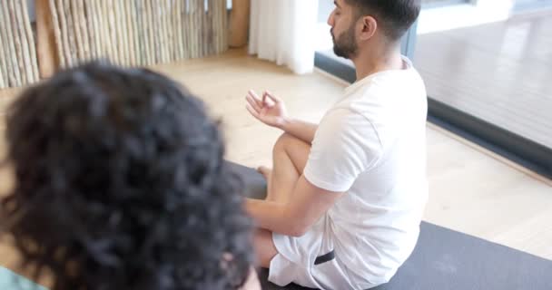 Zweirassiges Paar Beim Yoga Und Meditieren Hause Zeitlupe Lebensstil Entspannung — Stockvideo