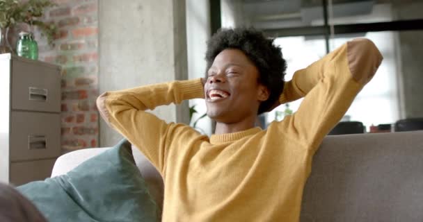 Šťastný Afroameričan Sedící Pohovce Odpočívající Doma Zpomalený Film Životní Styl — Stock video