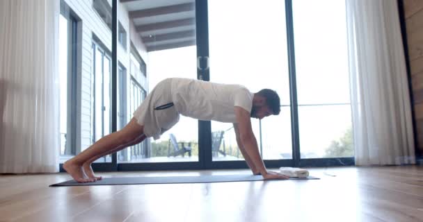 Biracial Mann Macht Yoga Und Stretching Hause Zeitlupe Lebensstil Entspannung — Stockvideo