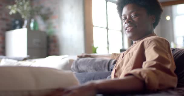 Portrett Lykkelig Afrikansk Amerikansk Mann Med Afro Sittende Sofa Hjemme – stockvideo