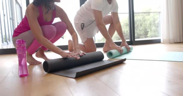 Pareja Biracial Rodando Colchonetas Yoga Casa Cámara Lenta Estilo Vida — Vídeo de stock