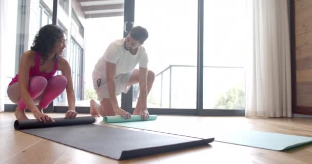 Biraciaal Koppel Rolt Thuis Yogamatten Slow Motion Lifestyle Ontspanning Huishoudelijk — Stockvideo