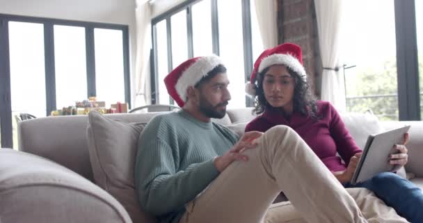집에서 태블릿을 소파에 클라우스 모자를 Biracial 슬로우 라이프 스타일 크리스마스 — 비디오