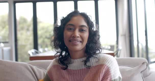 Çift Irklı Mutlu Bir Kadının Portresi Kanepede Oturup Gülümsüyor Ağır — Stok video