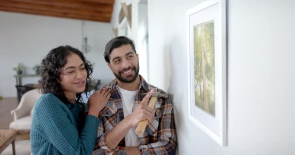 ハッピーなカップルは ゆっくりとした動きで 家の壁に絵を描いている ライフスタイル リノベーション 家庭生活 変わらない — ストック動画