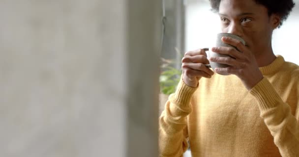 Afroamerikaner Der Kaffee Trinkt Und Hause Aus Dem Fenster Schaut — Stockvideo