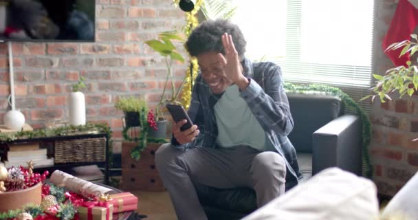 Χαρούμενος Αφροαμερικάνος Που Κάνει Βιντεοκλήση Χρησιμοποιώντας Smartphone Στο Σπίτι Αργή — Αρχείο Βίντεο