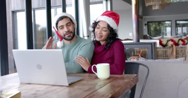 집에서 슬로우 모션에서 통화를 노트북을 클라우스 모자를 라이프 스타일 크리스마스 — 비디오