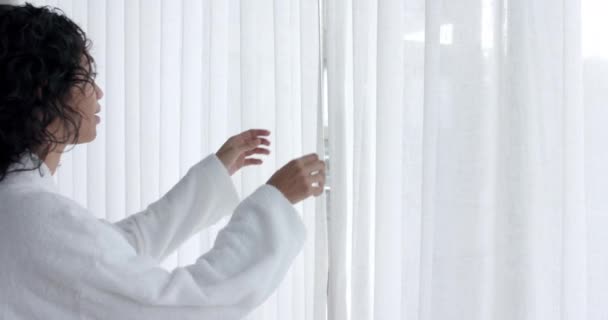 Двухсторонняя Женщина Халате Открывающем Шторы Смотрящая Окно Дома Замедленная Съемка — стоковое видео