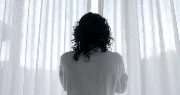 Двухсторонняя Женщина Халате Открывающем Шторы Смотрящая Окно Дома Замедленная Съемка — стоковое видео