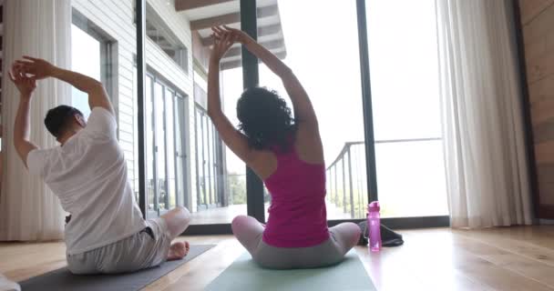 Çift Irklı Çift Evde Yoga Yapıyor Yavaş Çekimde Geriniyor Yaşam — Stok video