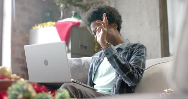 Hombre Afroamericano Feliz Sentado Sofá Usando Portátil Para Videollamadas Casa — Vídeos de Stock