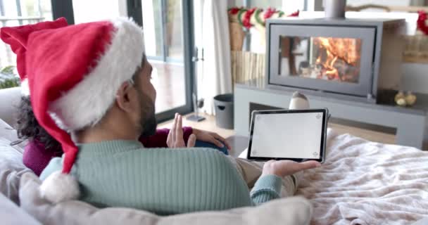 집에서 화면에 공간을 태블릿을 클라우스 모자를 Biracial 슬로우 라이프 스타일 — 비디오