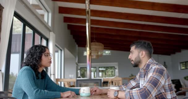 ハッピーなカップルがテーブルに座り コーヒーを飲んで 自宅でスローモーションで話す ライフスタイル トータル 家庭生活 変わらない — ストック動画