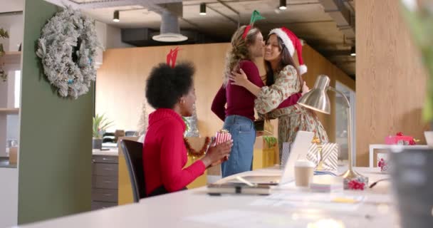 Boldog Változatos Női Kreatív Kollégák Akik Karácsonyi Ajándékokat Adnak Irodában — Stock videók