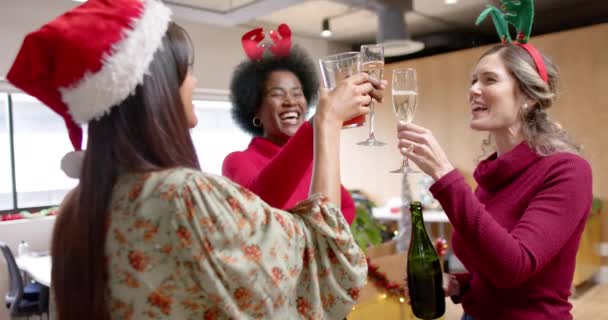Boldog Változatos Női Kreatív Kollégák Akik Karácsonyi Pirítóst Isznak Irodában — Stock videók
