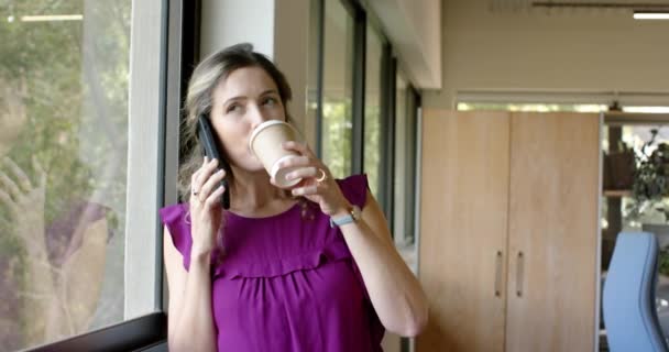 Kaukasiska Tillfälliga Affärskvinna Dricka Kaffe Och Prata Smartphone Kontoret Slow — Stockvideo