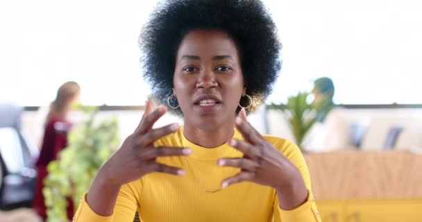 Африканська Американська Випадкова Бізнес Леді Афро Роблячи Відеодзвінки Офісі Повільний — стокове відео