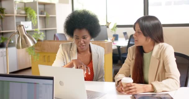 快乐多样的女性创意同事在讨论使用笔记本电脑在办公室 慢动作 临时办公室 团队精神 沟通和工作 — 图库视频影像