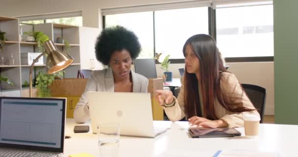 Divers Collègues Créatives Féminines Dans Discussion Aide Ordinateur Portable Bureau — Video