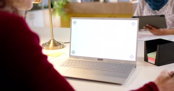 Mulher Negócios Casual Caucasiana Usando Laptop Com Espaço Cópia Tela — Vídeo de Stock