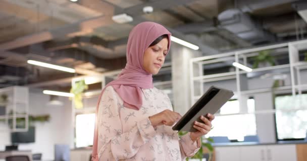 Heureuse Femme Affaires Biraciale Occasionnelle Dans Hijab Utilisant Une Tablette — Video