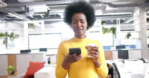 Šťastná Africká Příležitostná Americká Obchodnice Kráčející Používající Smartphone Kanceláři Zpomalený — Stock video