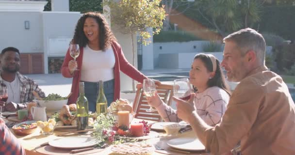 Щаслива Афроамериканська Жінка Готує Тости День Подяки Їжі Сонячному Саду — стокове відео