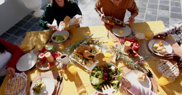 日当たりの良い庭で感謝祭の食事に奉仕する多様な男性と女性の友人 愛国心 アメリカの文化と伝統 変わらない — ストック動画