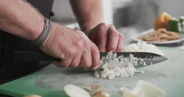 Blanke Mannelijke Chef Kok Die Groenten Snijdt Keuken Slow Motion — Stockvideo