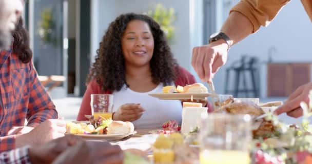 Boldog Változatos Férfi Női Barátok Szolgálják Fel Hálaadás Ünnepi Étkezés — Stock videók