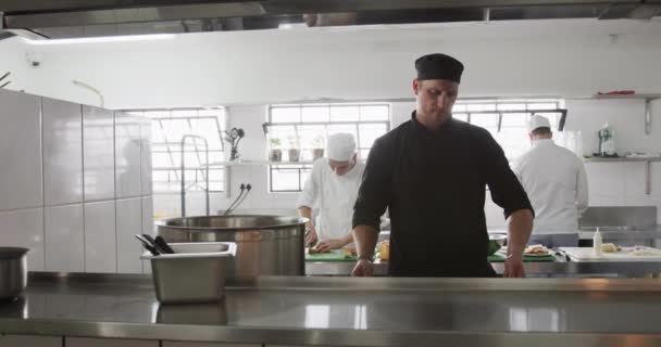 Chef Caucasico Focalizzato Che Frigge Cibo Padella Con Fuoco Scoppiettante — Video Stock