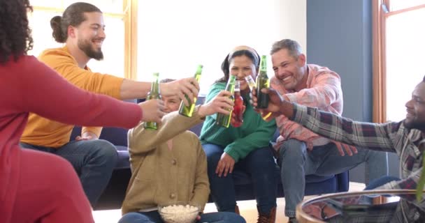 Felices Amigos Masculinos Femeninos Diversos Relajándose Casa Juntos Bebiendo Cervezas — Vídeo de stock
