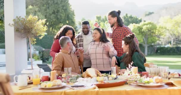 晴れた庭で感謝祭の食事にポーズする多様な男性と女性の友人 愛国心 アメリカの文化と伝統 変わらない — ストック動画