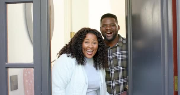 Šťastný Africký Americký Pár Přijímá Hosty Slunném Domově Životní Styl — Stock video