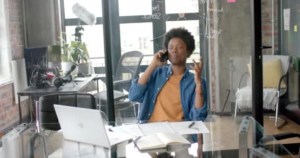Afrykański Swobodny Biznesmen Siedzący Przy Biurku Rozmawiający Smartfonie Domu Zwolniony — Wideo stockowe