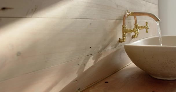 Zavřít Umyvadlo Tekoucí Vodou Koupelně Zpomalit Vnitřní Domácí Domácí Život — Stock video