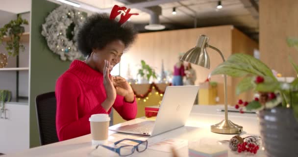 Африканская Американская Деловая Женщина Делает Видео Звонок Офис Рождество Замедленная — стоковое видео
