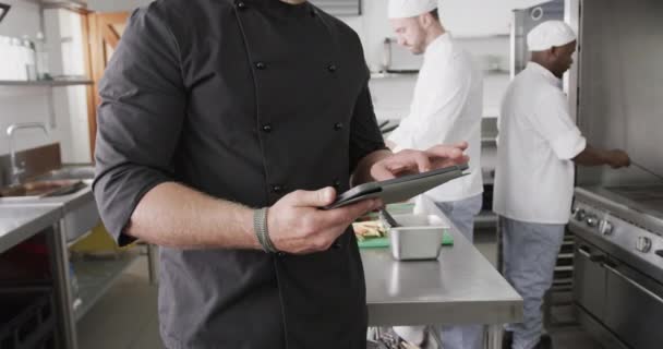 Cuoco Maschio Caucasico Che Usa Tablet Cucina Rallentatore Tecnologia Comunicazione — Video Stock