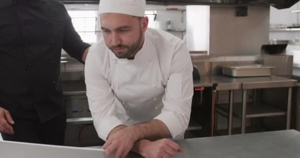 Soustředěný Kavkazský Kuchař Který Učí Kuchaře Kuchyni Zpomaluje Vaření Profese — Stock video