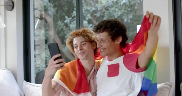 Diversa Pareja Gay Macho Con Bandera Arco Iris Lgbt Uso — Vídeo de stock