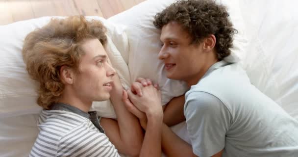 Ευτυχισμένο Ζευγάρι Ομοφυλόφιλων Ανδρών Ξαπλωμένο Στο Κρεβάτι Κρατώντας Χέρια Στο — Αρχείο Βίντεο