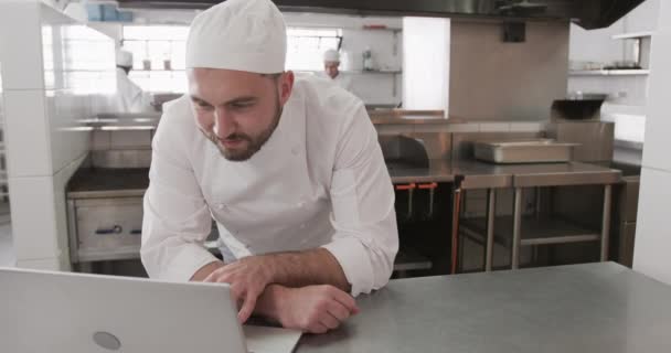 Cuoco Maschio Caucasico Che Usa Portatile Cucina Rallentatore Tecnologia Comunicazione — Video Stock