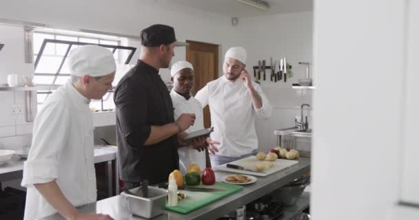 Diversi Chef Maschi Istruire Gruppo Tirocinanti Chef Maschili Utilizzando Tablet — Video Stock