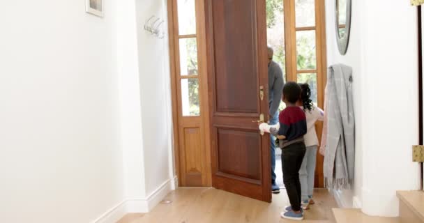 Glückliche Afrikanisch Amerikanische Tochter Und Sohn Begrüßen Vater Hause Vor — Stockvideo