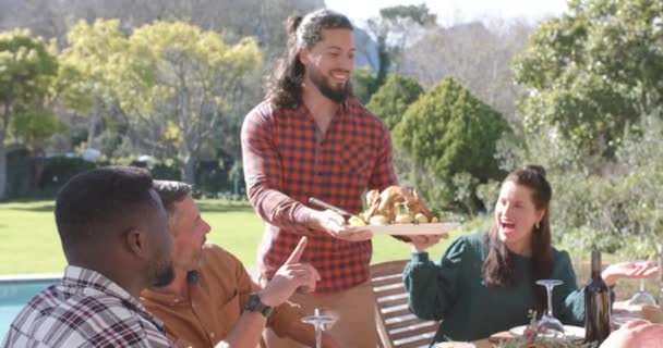 Mutlu Erkek Kadın Arkadaşlar Güneşli Bahçede Şükran Günü Yemeği Veriyor — Stok video
