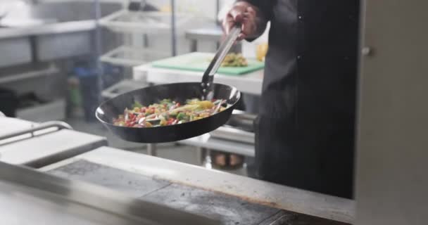 코카서스 요리사 부엌에서 야채를 슬로우 레스토랑 케이터링 변하지 — 비디오