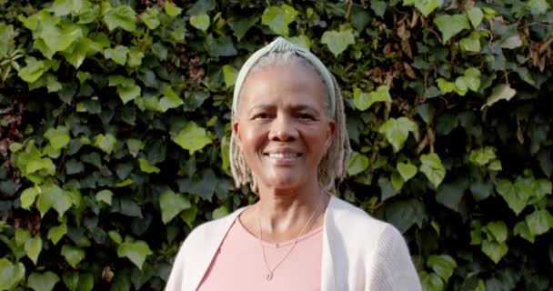 Retrato Mujer Afroamericana Mayor Feliz Sonriendo Riendo Jardín Cámara Lenta — Vídeos de Stock