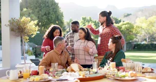 晴れた庭で感謝祭の食事にポーズする多様な男性と女性の友人 愛国心 アメリカの文化と伝統 変わらない — ストック動画
